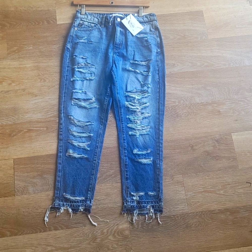 Nwt Kyla distressed straight leg Crop Boutiq Jeans